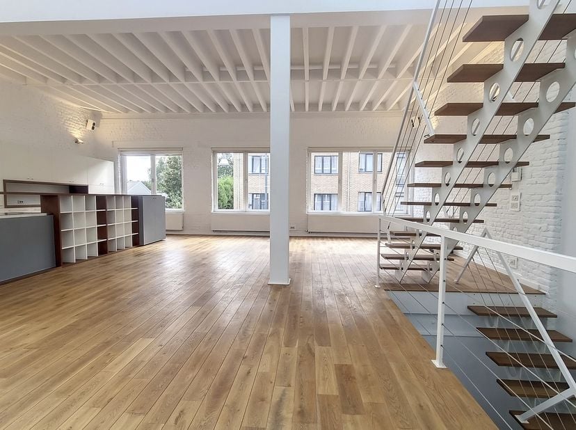 Immo Dussart est ravi de vous présenter ce superbe loft à Anderlecht, agrémenté de deux belles terrasses pour un total de 75 m², dont une est orientée