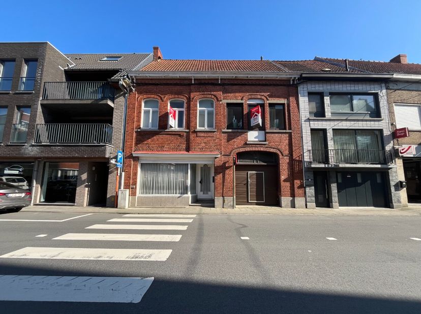 Grande maison avec de nombreuses possibilités à Wevelgem ! Cette maison spacieuse et polyvalente offre tout ce que vous recherchez ! Avec 4 chambres,
