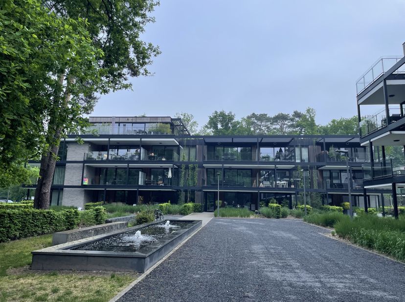 Het nieuwbouw appartement is gelegen in een bos met nieuw aangelegd park, het exclusieve project &quot;Franse Bos&quot;. Het ligt op wandelafstand van het centr