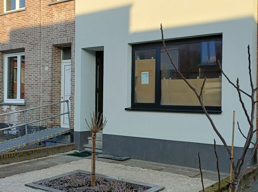 Deze leuke gezinswoning is net volledig gerenoveerd, energiezuinig en bevindt zich in een rustige straat in de Valaarwijk te Wilrijk. De woning ligt o