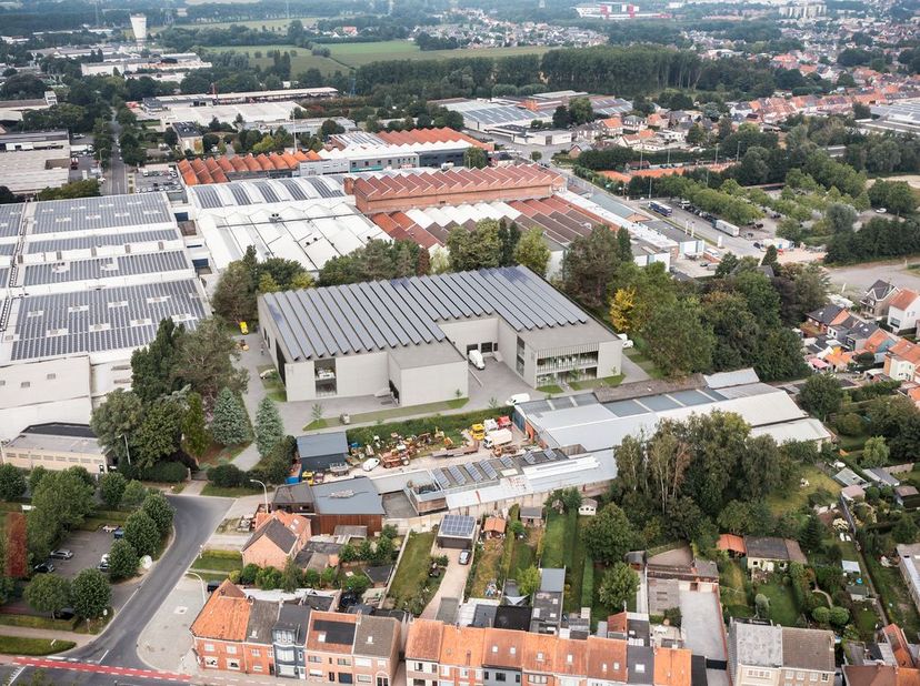 Deze industriegrond van 10.156 m² is gelegen op een strategische locatie vlakbij de belangrijkste invalswegen van Eeklo, met directe toegang tot de N9