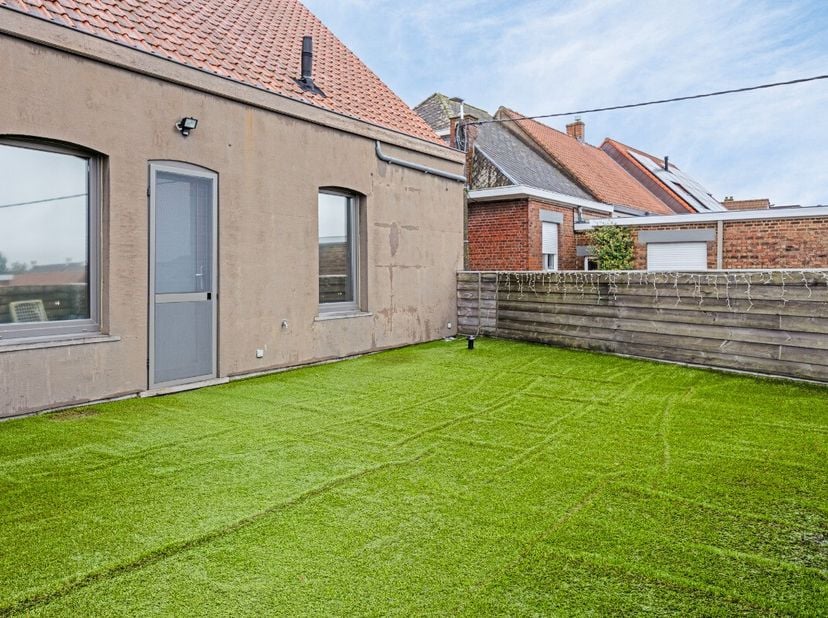 Gezellig appartement met 2 slaapkamers en groot terras in Vichte Het appartement bevindt zich op de eerste verdieping boven een handelszaak en is bere
