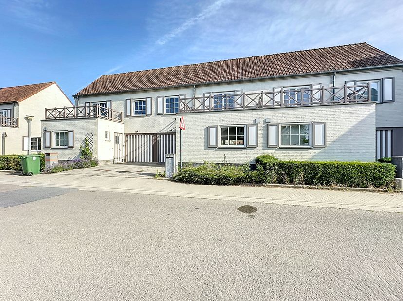 Charmante et spacieuse maison à louer à Moerkerke avec 3 chambres. La maison est située au calme et bénéficie d&#039;une connexion parfaite à Bruges et Kno
