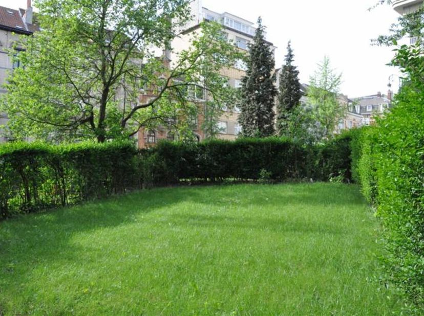 Ideaal gelegen op het kruispunt van de Brugmannlaan en Messidor, op slechts een steenworp van de Churchillrotonde, biedt dit appartement een bevoorrec