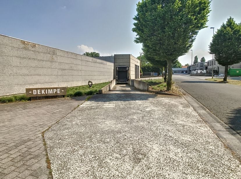Loods van ca. 675 m² met tussenverdiep van ca. 335 m² gelegen in industriezone te Moorslede-Dadizele.&lt;br /&gt;
Specificaties:&lt;br /&gt;
- gepolierde betonvlo