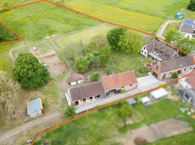 ZOTTEGEM - Unieke eigendom op +/-2,7HA&lt;br /&gt;
Naar indeling toe beschikt de woning op het gelijkvloers over een ruime inkomhal, leefkeuken, woonkamer,