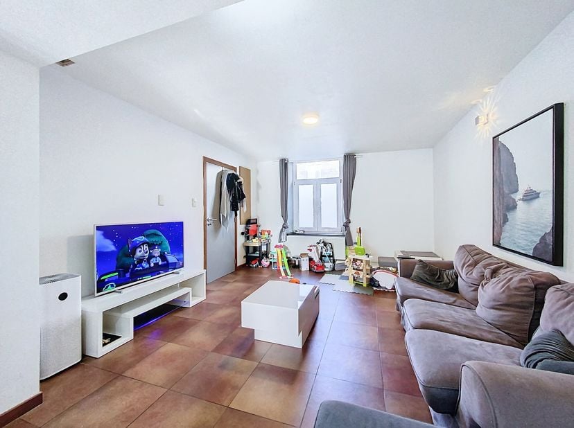 Nous vous proposons à la vente, un immeuble entièrement rénové, idéalement situé à Couvin. Ce bien est composé de deux appartements de 2 chambres, cha