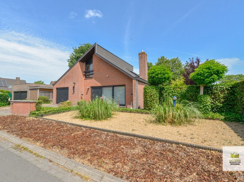 Vrijstaande woning op 700m2 met 3 slpk en zonnige tuin in doodlopende wijk te centrum Wingene. Op een kleine kilometer van de markt en centrum van Win
