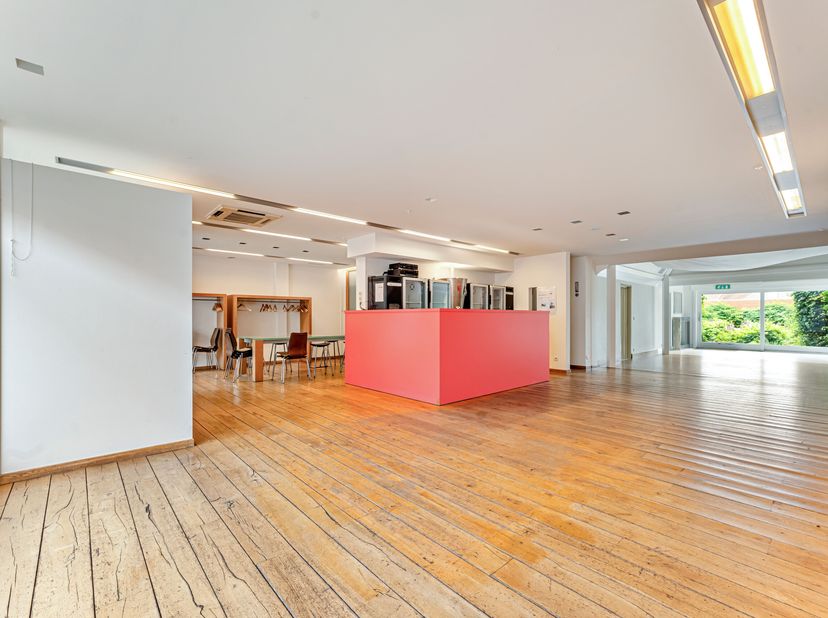 Voormalige feestzaal met woning te koop in hartje Wevelgem!&lt;br /&gt;
Aan de Gullegemstraat 63 vind je deze unieke eigendom met veel ruimte en potentieel