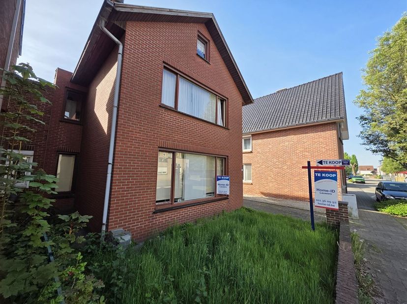 Ontdek deze charmante driegevelwoning gelegen in het hart van Hamont-Achel, aan de Molenstraat 17. Deze woning biedt een unieke combinatie van rust, r