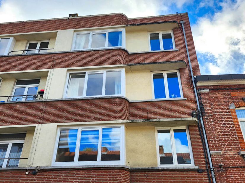 Appartement 2 chambres en très bon état situé au 1er étage comprenant :&lt;br /&gt;
Composition :  Hall d&#039;entrée, living, WC séparé, cuisine, petite buander