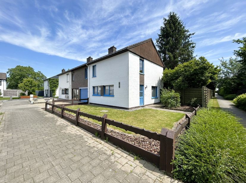 Rustig gelegen in een doodlopende straat vinden we deze ruime woning terug. De omliggende gemeenten en het centrum van Geel zijn vlot bereikbaar waard