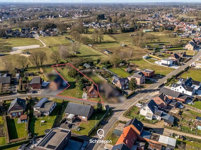 We vinden deze af te breken/te renoveren woning terug op een uniek perceel van 23 are met een straatbreedte van maar liefst 40 m. Voor meer informatie