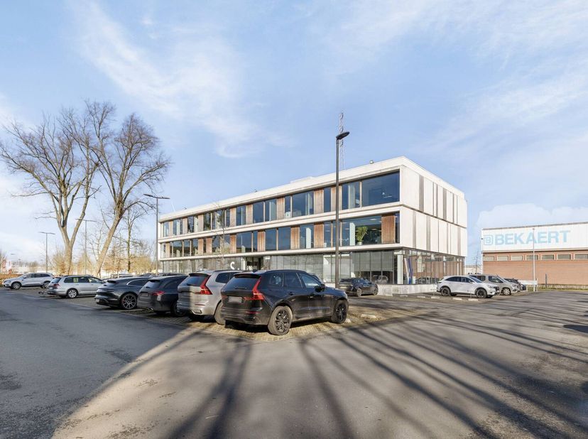 Kantoor van ca. 390m² te huur in het complex Z-Offices te Zwevegem. Z Offices bestaat uit twee individuele, moderne kantoorgebouwen. Het kantoorgebouw