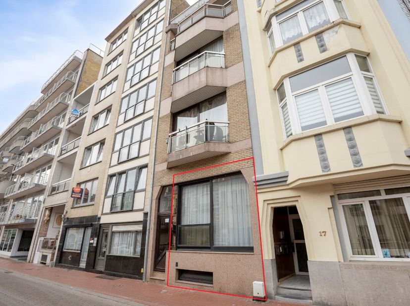 Blankenberge: Appartement avec studio à vendre près de la mer ! À larrière de la digue, nous trouvons cet appartement avec une chambre et un studio at