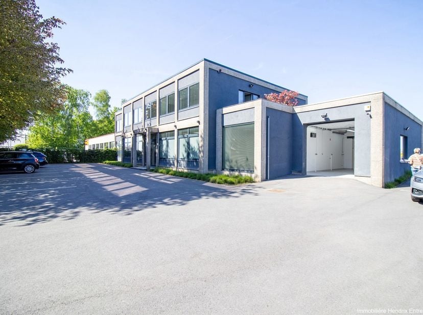 IDEAL : Pharmaceutique - Production compléments alimentaires - Composants électroniques- ...| Nivelles : à l&#039;entrée du zoning sud | BUREAUX (184m²) +