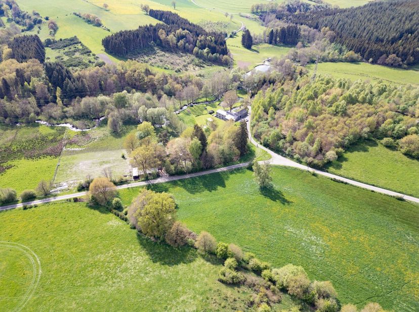 ERA BLUX stelt u graag deze prachtige recreatiezone voor, gelegen in het pittoreske dorp Rouette, in de gemeente Bertogne. Gelegen in een rustige stra