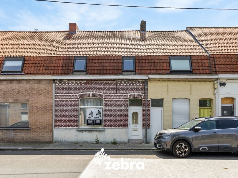 Deze te renoveren woning bevindt zich in het centrum van Tielt. Handelszaken, horeca, scholen en recreatieve mogelijkheden bevinden zich op wandelafst