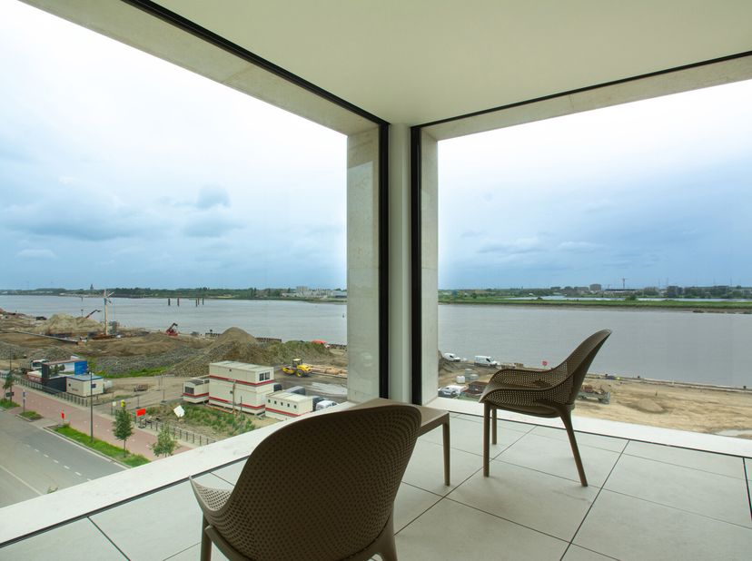Het gebouw maakt deel uit van het levendige Nieuw Zuid dat grenst aan de bruisende, artistieke wijk het Zuid. En toch bieden de ongerepte vergezichten