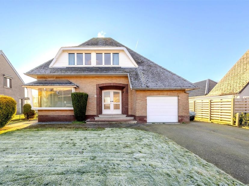 Op te frissen, karaktervolle woning op een perceel van 865 m².&lt;br /&gt;
Deze woning dateert van 1965 en dient opgefrist te worden naar de normen van 2025