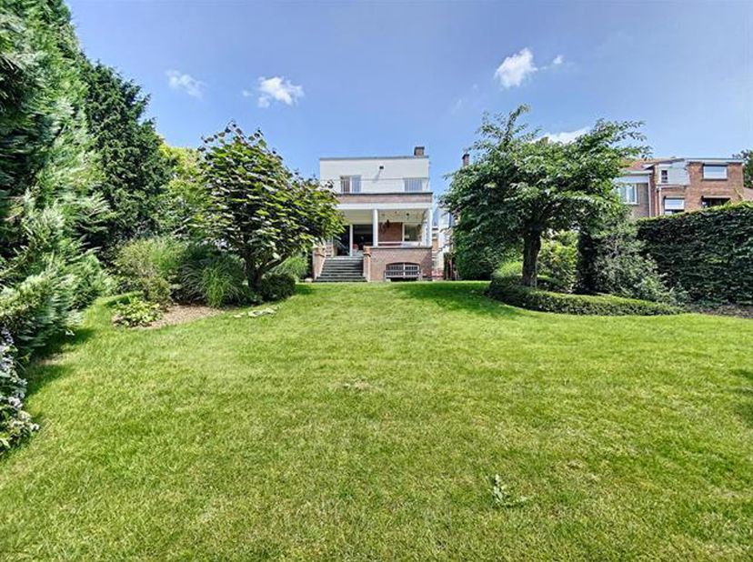 À proximité du bois de la Cambre et de la forêt de Soignes, dans une petite rue calme, sur un terrain de 10 ares, superbe maison de ± 270m² avec garag