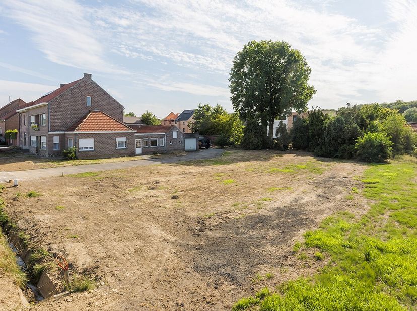 Dit perceel van 8are 68 biedt de mogelijkheid om een eigen woning te ontwerpen. Deze grond beschikt over een perceel breedte van 25.70 m en een diepte