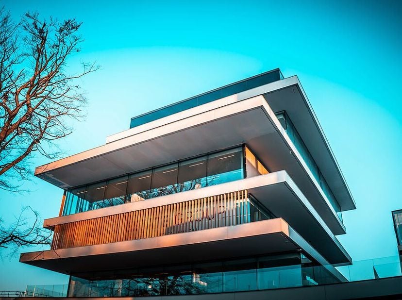 Het betreft verschillende kantoren aan de E40 in Oostkamp binnen het project O-Forty gelegen vlakbij het op-en afrittencomplex. De totale site omvat c