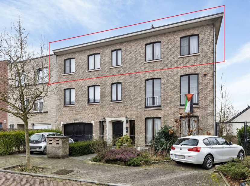 Cet appartement est situé dans un quartier résidentiel peu fréquenté, idéal pour ceux qui recherchent la paix et l&#039;intimité. Dans le même temps, vous