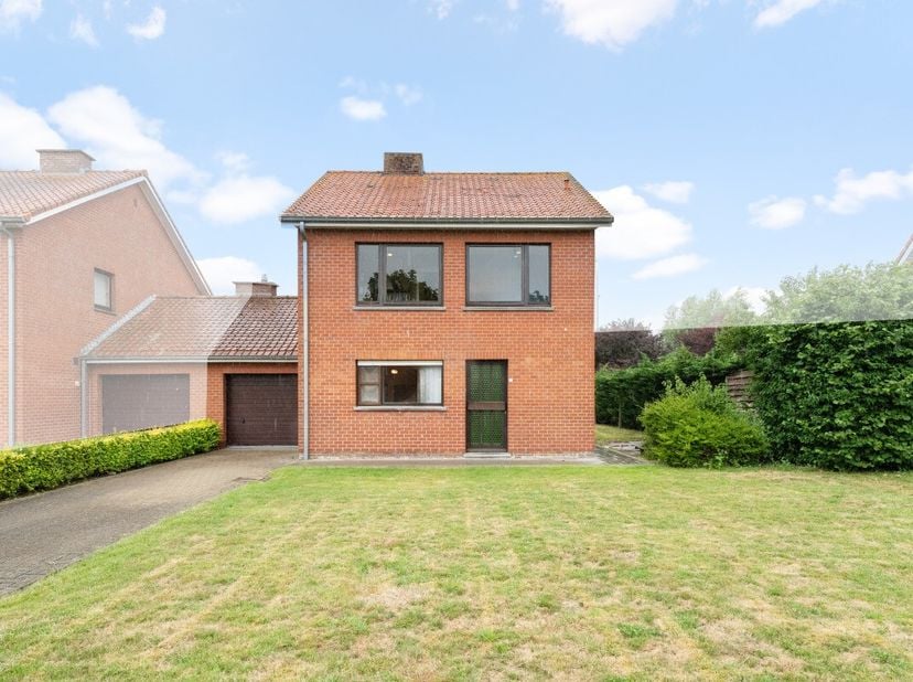 Halfopen gezinswoning met tuin en 4 slaapkamers in de Nachtegalenlaan. Deze woning is gelegen in een rustige wijk in de Nachtegalenlaan in Veurne. Aan