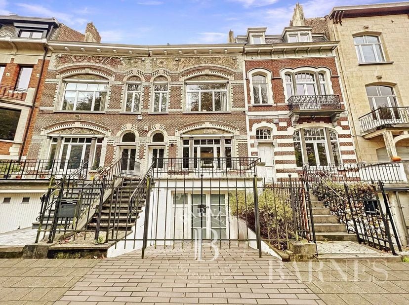 Uccle - Montjoie - Barnes vous propose cette ravissante maison d&#039;une superficie d&#039;environ 290m2 sise sur un terrain Sud de 2,30 ares.&lt;br /&gt;
Elle offre