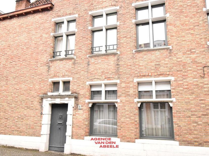 Deze studio is gelegen in het historische centrum van Brugge. De studio geniet van een rustige ligging aan het water, maar eens uit uw straat, bevindt