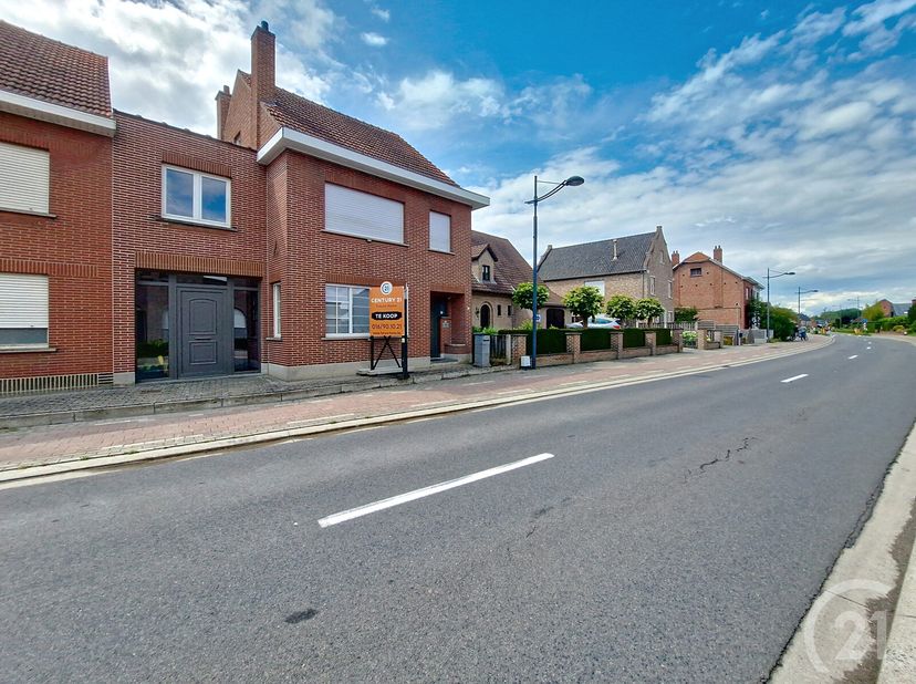 Ontdek deze instapklare woning van maar liefst 223 m² bewoonbare oppervlakte gelegen op een westgericht perceel van 4a93ca.&lt;br /&gt;
Dankzij de zijdeling