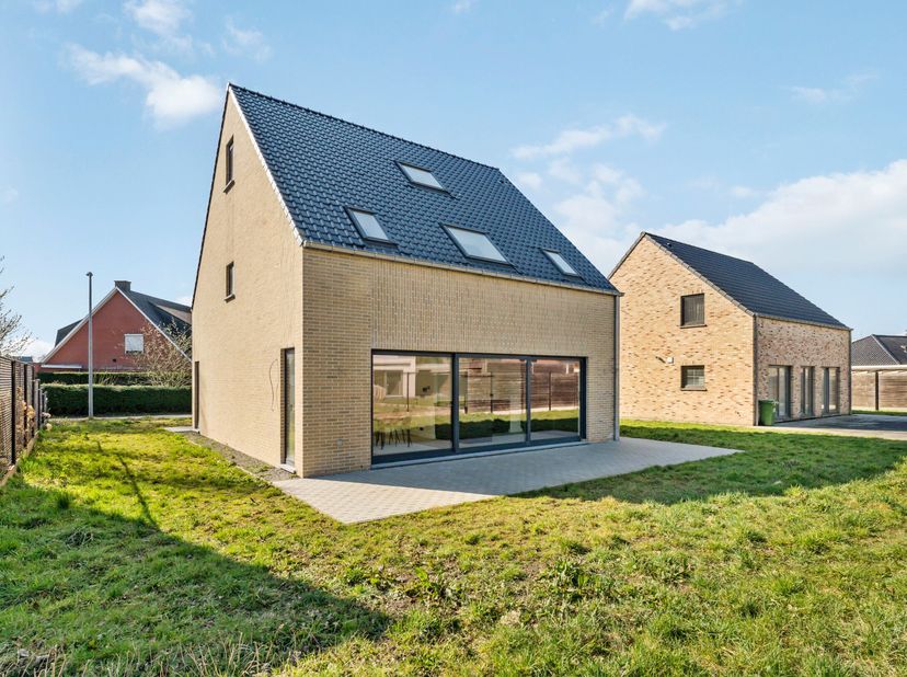 Cette magnifique maison familiale prête à emménager avec un jardin ensoleillé offre une combinaison de confort, d&#039;espace et d&#039;un emplacement calme.&lt;br