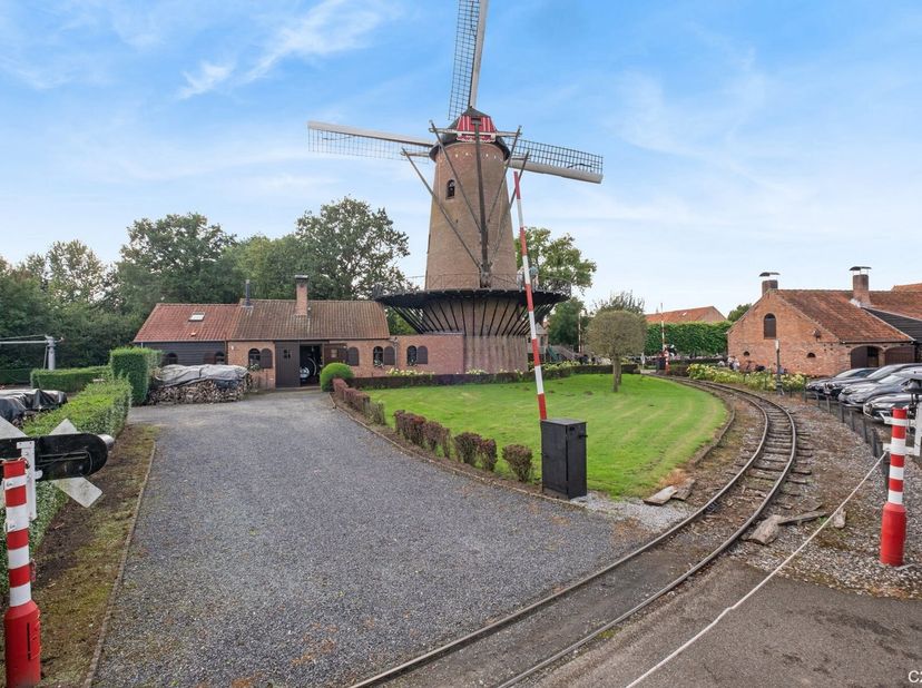 Te koop aangeboden: Domein met horecazaak in uitstekende staat.&lt;br /&gt;
Deze goedlopende horecazaak is gelegen op een strategische locatie en wordt incl