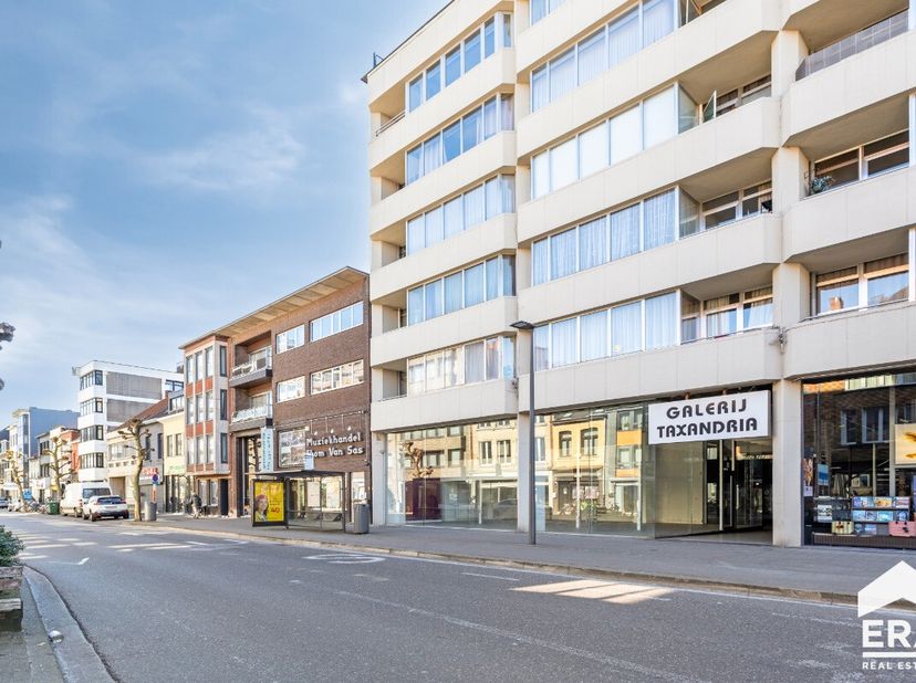 Bent u op zoek naar een eigentijdse handelsruimte of kantoorruimte in het bruisende hart van Turnhout? Ontdek dit lichtrijke pand aan De Merodelei 79,