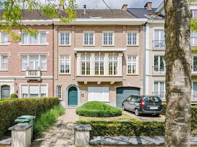 SINT-NIKLAAS  Statig herenhuis op toplocatie.&lt;br /&gt;
In één van de mooiste, met groen omzoomde straten van Sint-Niklaas, op wandelafstand van het Stads