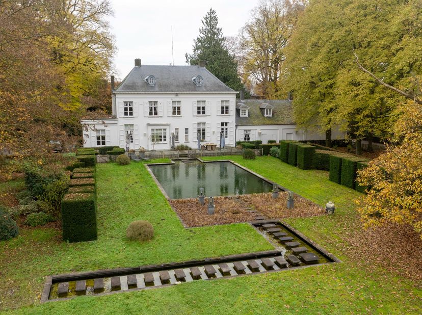 Magnifique maison de campagne datant de 1812 située sur le domaine de Bergenhof d&#039;environ 2,9 hectares avec notamment un parc, un étang de baignade, u