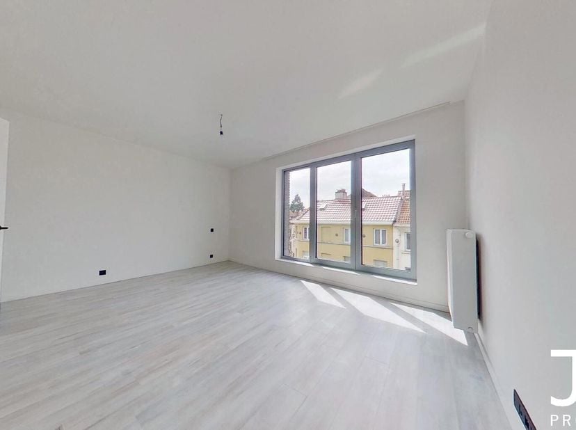Visite virtuelle disponible en cliquant sur le logo 360°.&lt;br /&gt;
Situé à deux pas du Parc Josaphat, dans un quartier vivant, ce magnifique studio se tr