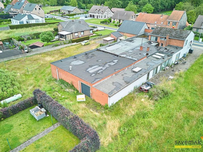 Deze handelsruimte heeft (buiten een enorme binnenoppervlakte) een appartement met 2 slaapkamers.&lt;br /&gt;
De handelszaak is ingedeeld in bureauruimte, s
