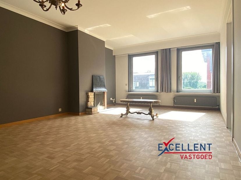 Dit appartement op de 3de verdieping is zeer centraal gelegen nabij de markt van Oudenaarde.&lt;br /&gt;
We betreden het appartement via de ruime inkomhal m