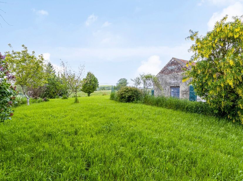 Magnifique terrain constructible situé en milieu rural, tout en étant à 5 minutes de l&#039;A8/E429 et du centre-ville d&#039;Enghien. Très belle vue sur la cam