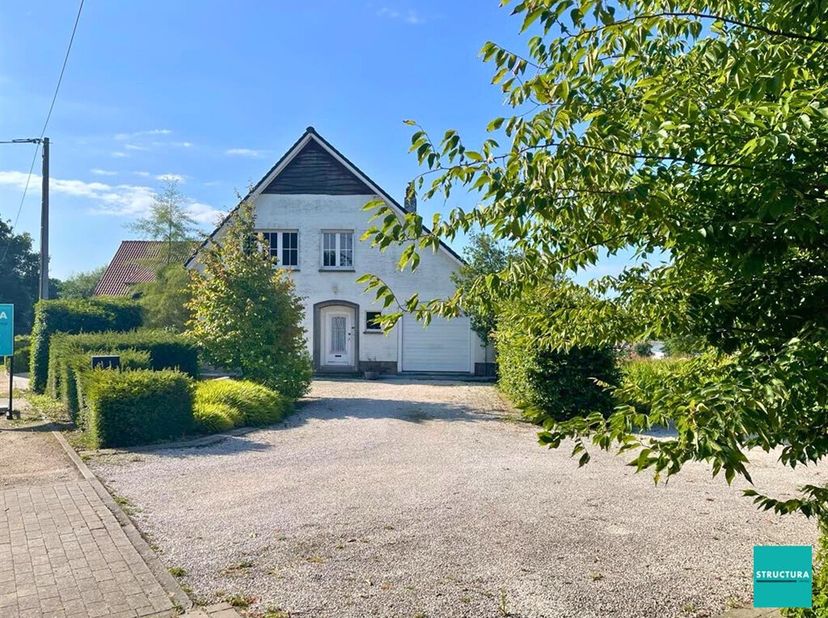 Située dans le pittoresque Brussegem, cette maison individuelle vous offre de nombreuses possibilités (habitation avec cabinet professionnel / logemen