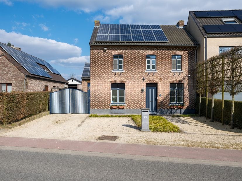 Rustig gelegen totaal gerenoveerd landhuis van +-350m² in U-vorm op een schitterend perceel met maximale privacy van 2117m² te Kortessem. Vliermaalroo