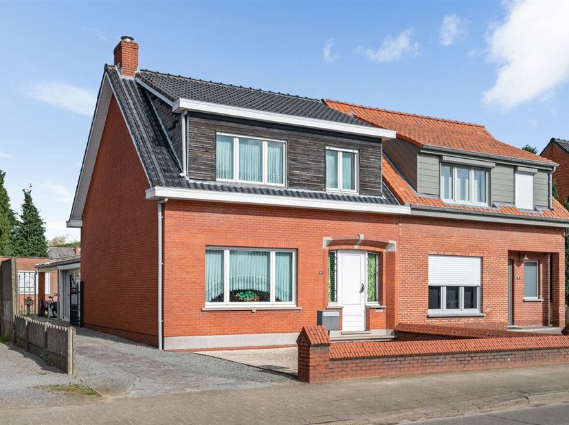 Op het gelijkvloers betreed je de woning via de inkomhal, die toegang geeft tot de ruime woonkamer met eetplaats. Aansluitend bevindt zich de grote ke