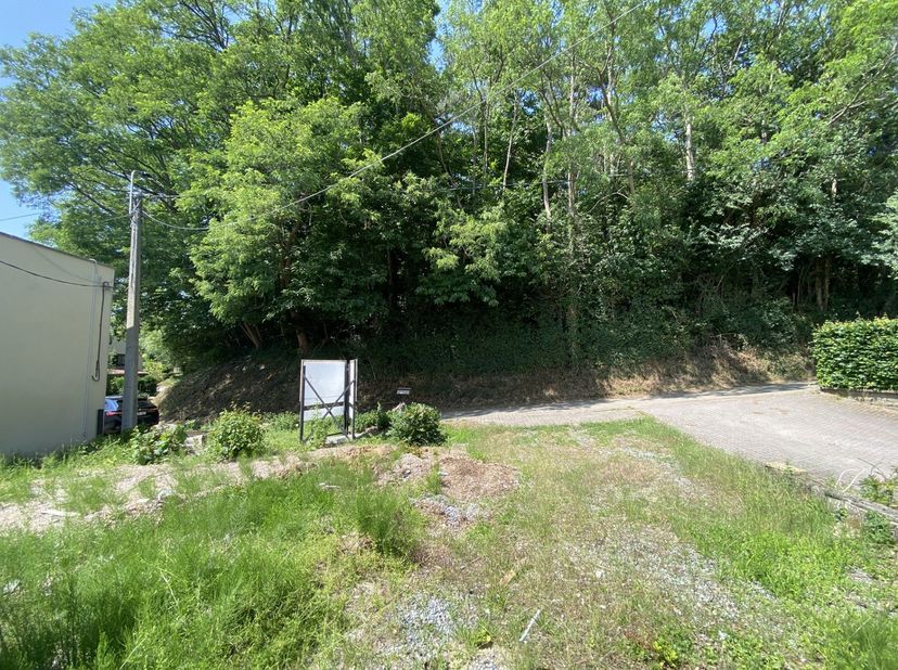 Maison à démolir située dans un emplacement exceptionnellement calme à Huldenberg. Les permis de construire pour la reconstruction ont déjà été approu