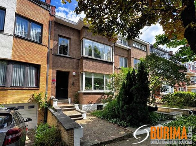 SOUS OPTION Entre lObservatoire et la Place Saint-Job, découvrez cette spacieuse maison développant une superficie brute de ± 200 m². Érigée sur un te