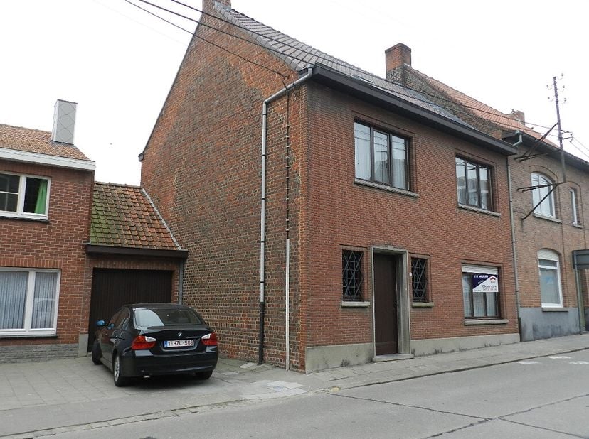 In het rustige Zillebeke, op een boogscheut van Ieper, vind je deze ruime gezinswoning met een praktische indeling en veel potentieel. Op het gelijkvl