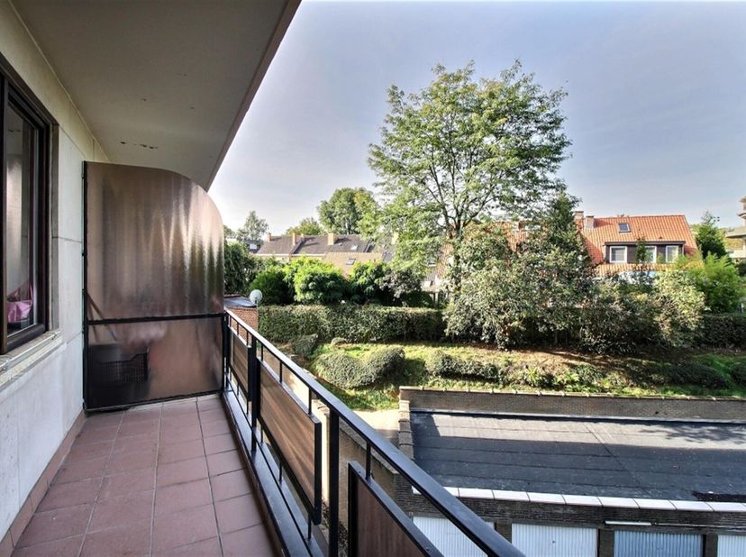 Woluwe-Saint-Pierre: Lumineux studio avec terrasse!Le bien se compose d&#039;un hall d&#039;entrée, une salle de douche avec WC, une grande pièce  à vivre  avec