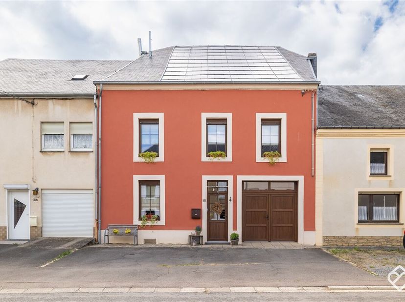 Découvrez cette magnifique maison à Rachecourt, alliant charme et fonctionnalité. Avec ses 225 m² habitables, cette propriété spacieuse dispose de cin