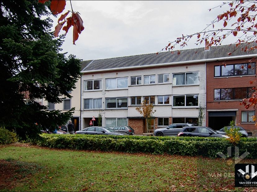 Zeer interessant opbrengsteigendom met gunstig rendement in het centrum van Hasselt, op wandelafstand van het stadspark en het centrum! Momenteel verh